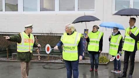 Die Bärnfelser Verkehrshelfer bei ihrem ersten offiziellen Einsatz, hier mit Polizeihauptkommissar Werner Götz (links) Foto: Franz Galster