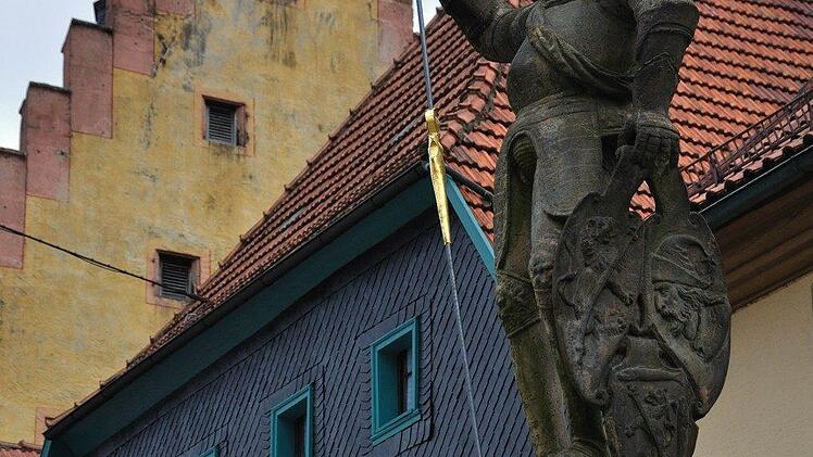 Die Brunnenfigur eines Ritters observiert den Marktplatz. Fotos: Harald Koch