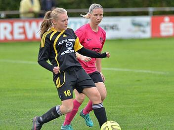 SC Adelsdorf - SpVgg Effeltrich: Die Heimelf um Anika Maurer (schwarzes Trikot) gingen zu leichtfertig mit ihren Chancen um und gaben selbst die Vorlage für den Gegentreffer zum 0:1. Foto: Picturedreams