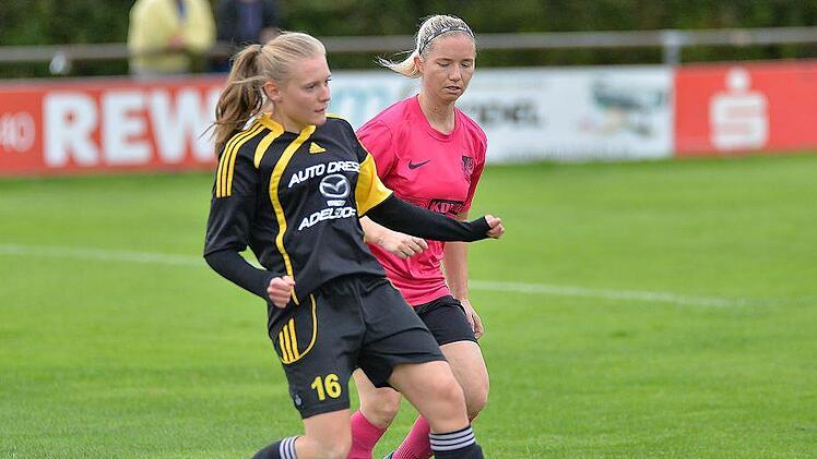 SC Adelsdorf - SpVgg Effeltrich: Die Heimelf um Anika Maurer (schwarzes Trikot) gingen zu leichtfertig mit ihren Chancen um und gaben selbst die Vorlage für den Gegentreffer zum 0:1. Foto: Picturedreams