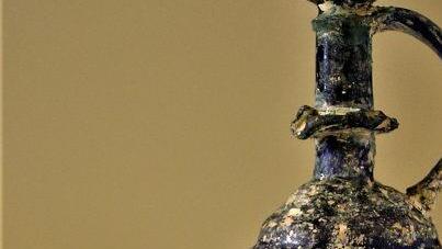 Über 2400 Jahre alte Glasgefäße aus dem Orient, hergestellt mittels Sandkerntechnik, die später abgelöst wurde durch die Glasmacherpfeife.