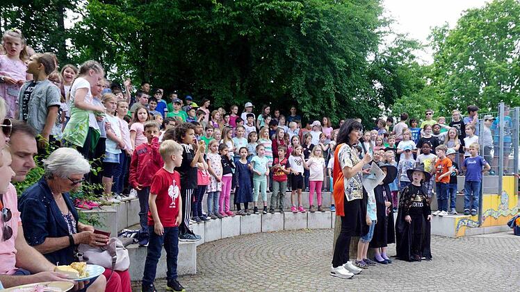 Rektorin Heidi Forisch begrüßte die vielen Besucher zum Schulfest