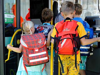 Die Maßbacher Schüler werden von zwei Busunternehmen gefahren. Heuer gibt es eine Tour mehr. Doch was der eine zeitlich nicht schafft, bedeutet für den anderen eine Extra-Fahrt, die die Gemeinde 3500 Euro für das erste Schulhalbjahr kostet.Franziska Kaufmann/dpa
