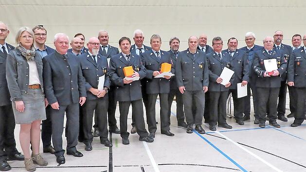 F&uuml;r 25 Jahre Dienstzeit: Die Feuerwehrm&auml;nner und -frauen wurden geehrt von (von links) Sigi Hammrich, Gabriele B&ouml;hmer und Anton Schatz sowie von Christian Schilder (rechts), Thomas Geu&szlig; ( 3. v.r.), Bernhard Storath und Helmut Fischer (7. / 5. von ...