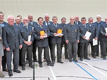 F&uuml;r 25 Jahre Dienstzeit: Die Feuerwehrm&auml;nner und -frauen wurden geehrt von (von links) Sigi Hammrich, Gabriele B&ouml;hmer und Anton Schatz sowie von Christian Schilder (rechts), Thomas Geu&szlig; ( 3. v.r.), Bernhard Storath und Helmut Fischer (7. / 5. von ...