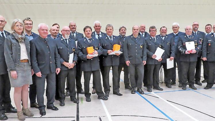 F&uuml;r 25 Jahre Dienstzeit: Die Feuerwehrm&auml;nner und -frauen wurden geehrt von (von links) Sigi Hammrich, Gabriele B&ouml;hmer und Anton Schatz sowie von Christian Schilder (rechts), Thomas Geu&szlig; ( 3. v.r.), Bernhard Storath und Helmut Fischer (7. / 5. von ...