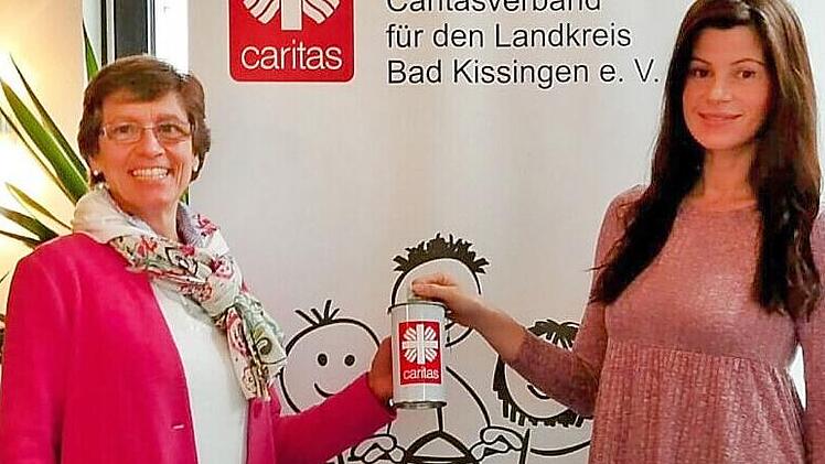 Theresia Schodorf-Friedrich (Fachdienst Gemeindecaritas) und Nathalie Flügel (Integrationslotsin) hoffen auf viele Spenderinnen und Spender.