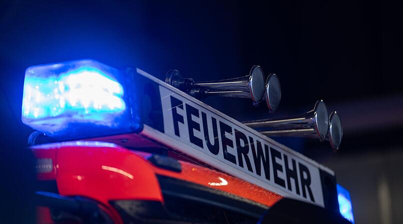 Feuerwehreinsatz bei Nacht (Symbolbild)