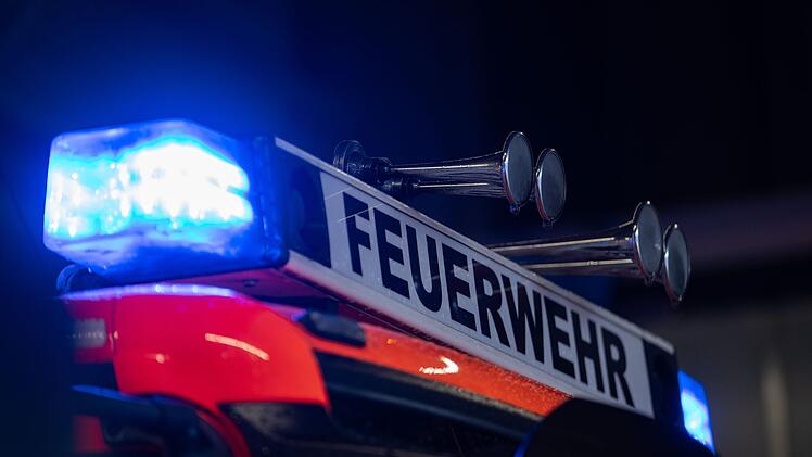 Feuerwehreinsatz bei Nacht (Symbolbild)