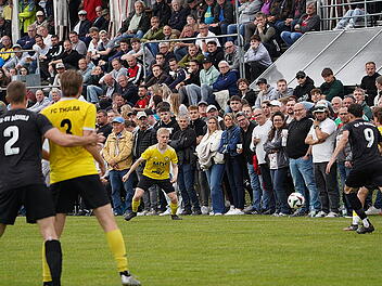 Fast 1800 Zuschauer beim Auftakt zur Relegation in der Rh&ouml;n