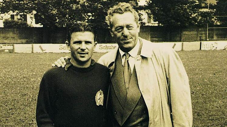 Rudolf Dassler mit dem Weltfußballer Ferenc Puskas im Jahr 1954. Foto: Archiv