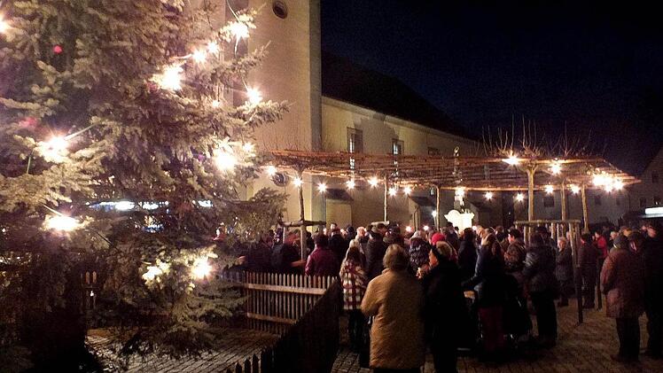Eine unüberschaubare Menge von Bürgern kam auf dem Sander Dorfplatz zusammen um gemeinsam den Auftakt der 875-Jahr-Feier der Gemeinde Sand zu feiern.