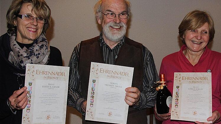 Bronzenadeln erhielten (von links): Edith Kässner, Helmut Droll und Gisela Bergel.