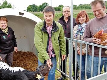 Bio-Landwirt Markus Hartmann (2.v.l.) kommt mit dem "rollenden Bauernhof" zur Unteren Saline. Beim Tag der Landwirtschaft sind auch dabei: (von links) Kreisbäuerin Rita Jörg, Kreisobmann Karlheinz Vogler, Kreisbäuerin Edeltraud Häusler und stellvertretender Kreisobmann Edgar Thomas.  Fotos: Sigismund von Dobschütz
