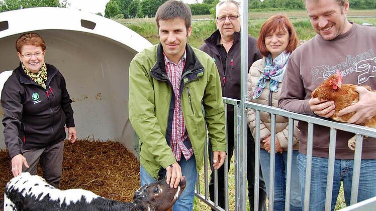 Bio-Landwirt Markus Hartmann (2.v.l.) kommt mit dem "rollenden Bauernhof" zur Unteren Saline. Beim Tag der Landwirtschaft sind auch dabei: (von links) Kreisbäuerin Rita Jörg, Kreisobmann Karlheinz Vogler, Kreisbäuerin Edeltraud Häusler und stellvertretender Kreisobmann Edgar Thomas.  Fotos: Sigismund von Dobschütz