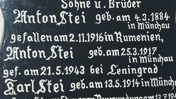 Die Gedenktafel weist auf den Tod von Vater und Söhnen hin, die in den beiden Weltkriegen fielen. Foto: Gerd Schaar