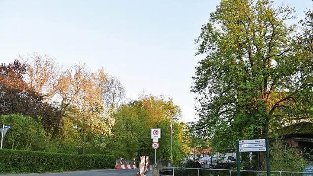 Der Bauabschnitt 3 der Städtebauförderung sieht eine Erneuerung der Brücke und eine Neugestaltung der Parkstraße vor. Allerdings wurde das Konzept der Planer bei der Regierung von Oberfranken als nicht förderfähig abgewiesen. Foto: Gabi Arnold