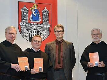 Pater Alfons Tony (von links), Bruder Peter Reinl, Christof Müller M.A. und Pater Wilfried Balling bei der Überreichung des Buches "Von Menschenwerk und Gottesmacht - Der Streit um die Gnade im Laufe der Jahrhunderte".  Foto: Björn Hein