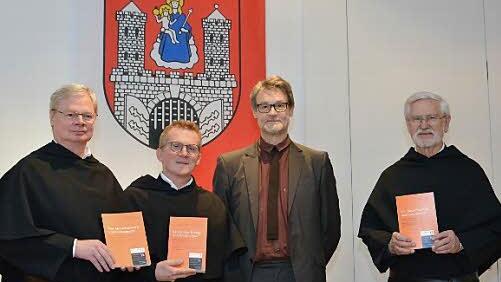 Pater Alfons Tony (von links), Bruder Peter Reinl, Christof Müller M.A. und Pater Wilfried Balling bei der Überreichung des Buches "Von Menschenwerk und Gottesmacht - Der Streit um die Gnade im Laufe der Jahrhunderte".  Foto: Björn Hein