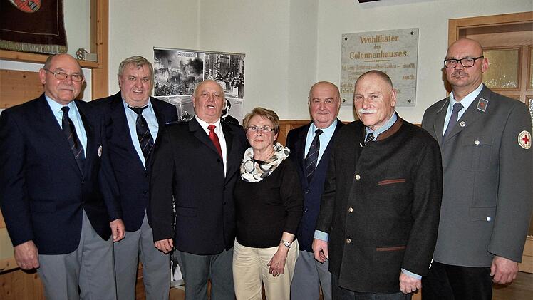 Für langjährigen Dienst im Roten Kreuz wurden ausgezeichnet: (von links) Edgar Schlereth (30 Jahre), Leo Meder, Dieter Roth und Elfriede Weber (alle 35 Jahre) sowie Erwin Braungart, Eberhard Ruppert und Klaus Zehe (alle 40 Jahre, Auszeichnung mit goldener Ehrennadel)