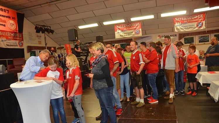 Während der Autogrammstunde gab es immer wieder kleine Dialoge zwischen Fans und Klaus Augenthaler und signiert wurde auf alles was die Fans wollten. Foto: K. H. Hofmann