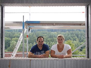 Sie bauen am Hang: Katharina und Tobias Breitenbach konnten auf ein Grundstück in Familienbesitz zurückgreifen. Davon abgesehen war es "nie eine Frage, aus Bad Brückenau wegzugehen", sagt Katharina. Das Paar fühle sich in der Stadt sehr wohl. Foto: Ulrike Müller