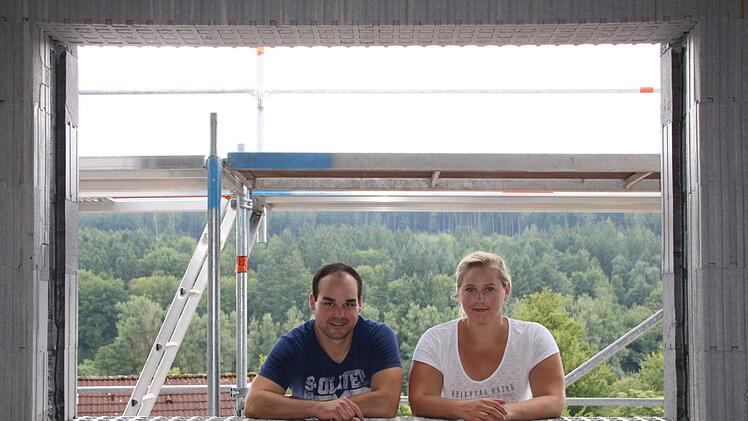 Sie bauen am Hang: Katharina und Tobias Breitenbach konnten auf ein Grundstück in Familienbesitz zurückgreifen. Davon abgesehen war es "nie eine Frage, aus Bad Brückenau wegzugehen", sagt Katharina. Das Paar fühle sich in der Stadt sehr wohl. Foto: Ulrike Müller