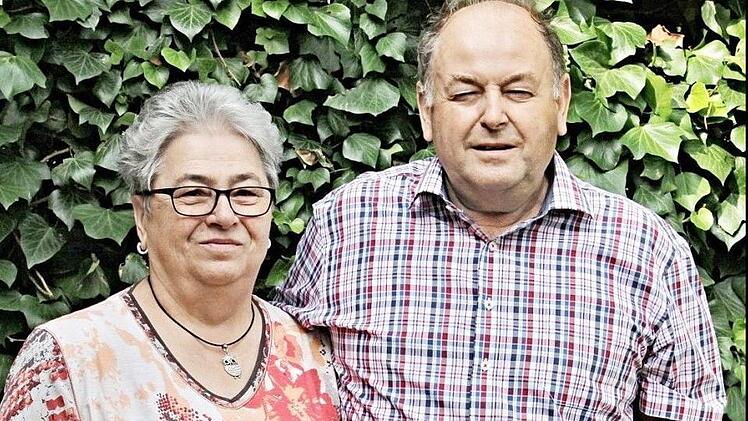Sein "Täubchen" im Arm, ein Täubchen in der Hand: Rita und Helmut Trinkerl, deren Leben auch von der Züchtung von Rassetauben bestimmt wird, feierten gestern goldene Hochzeit.  Foto: Helmut Will