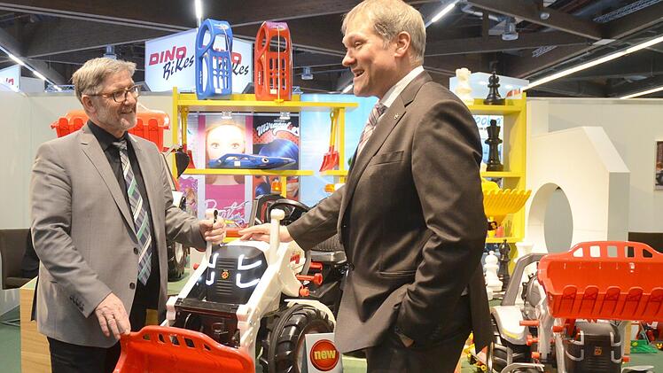 Landrat Busch spricht mit Frank Schneider von Rolly Toys.