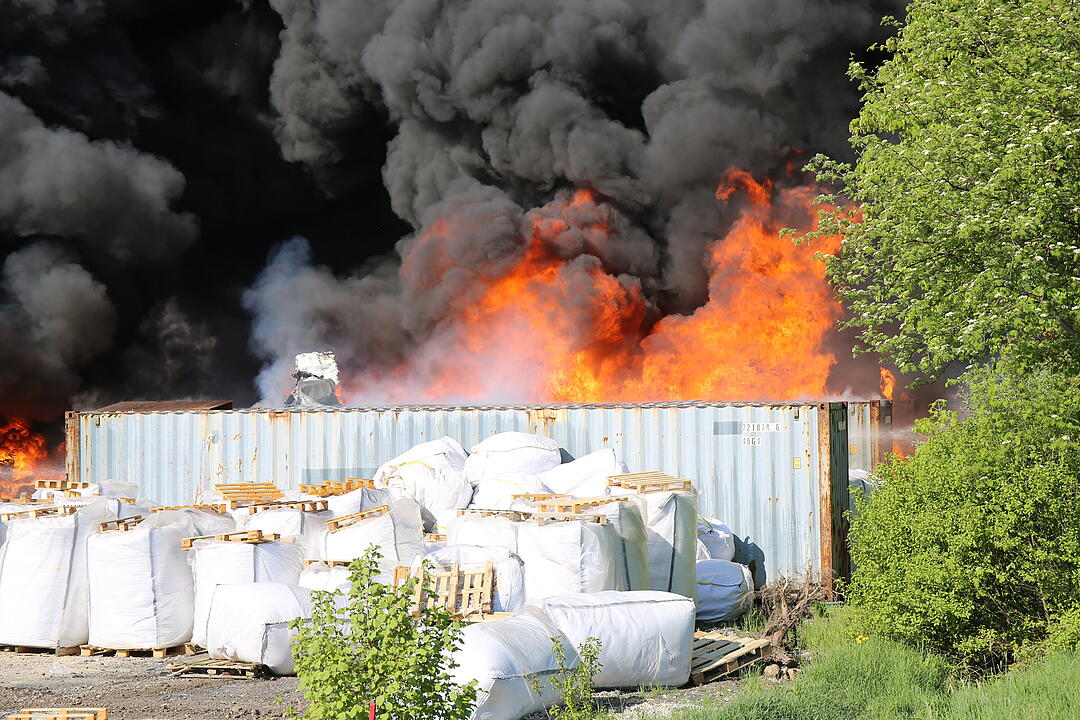 Firmengebäude in Oberfranken geht in Flammen auf