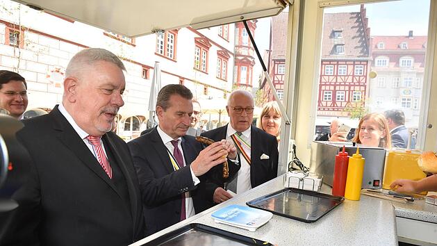 EU-Kommissar G&uuml;nther Oettinger hielt die Festrede beim CC-Jubil&auml;um. Selbsredend gab es hinterher eine Bratwurst. Foto: Ronald Rinklef