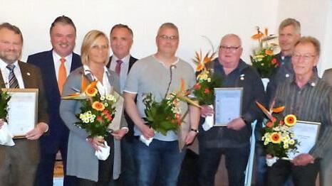 Der Bayerische Landesverband für Gartenbau und Landespflege ehrte verdiente Gartenfreunde: (von links) Kreisfachberater Friedhelm Haun, Landrat Klaus Peter Söllner, Annette Partenfelder, Kreisvorsitzender Günter Reif, Herwig Neumann, Reinhold Münch, Wolfgang Sack, Herbert Laschinski und Bürgermeister Siegfried Decker. Es fehlt Linda Fischer.  Fotos: Klaus-Peter Wulf