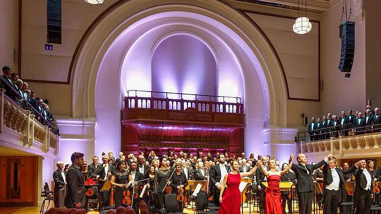 Die Royal Choral Society aus London gastiert am Montag in der Coburger Morizkirche. Das Gastspiel ist die Antwort auf den Auftritt des Philharmonischen Orchesters des Landestheaters Ende Mai in der Cadogan Hall in London. Zum Jubiläum 200 Jahre Queen Victoria und Prinz Albert hatte das Orchester gemeinsam mit der Royal Choral Society Werke von Mendelssohn aufgeführt.Foto: Archiv/Simone Bastian