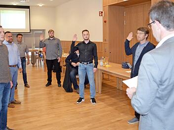Bürgermeister Jürgen Gäbelein nimmt den neuen Gemeinderäten (von links) Stephan Arndt, Martin Paulusch, Thomas Pfaff, David Lauterbach, Lukas Busch und Marco Wagner den Eid ab.  Fotos: Thomas Micheel