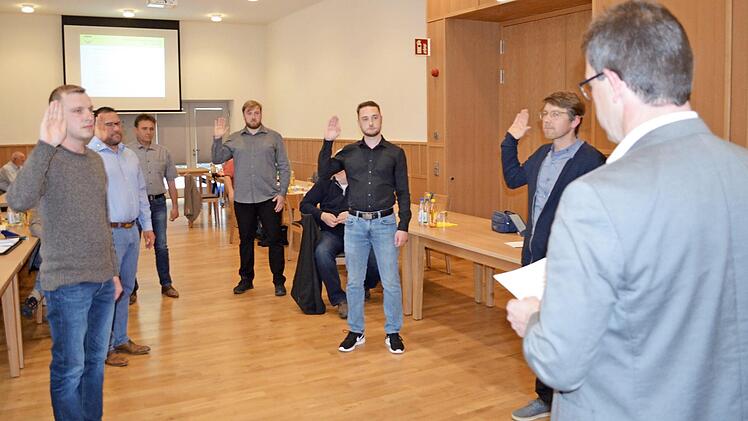 Bürgermeister Jürgen Gäbelein nimmt den neuen Gemeinderäten (von links) Stephan Arndt, Martin Paulusch, Thomas Pfaff, David Lauterbach, Lukas Busch und Marco Wagner den Eid ab.  Fotos: Thomas Micheel