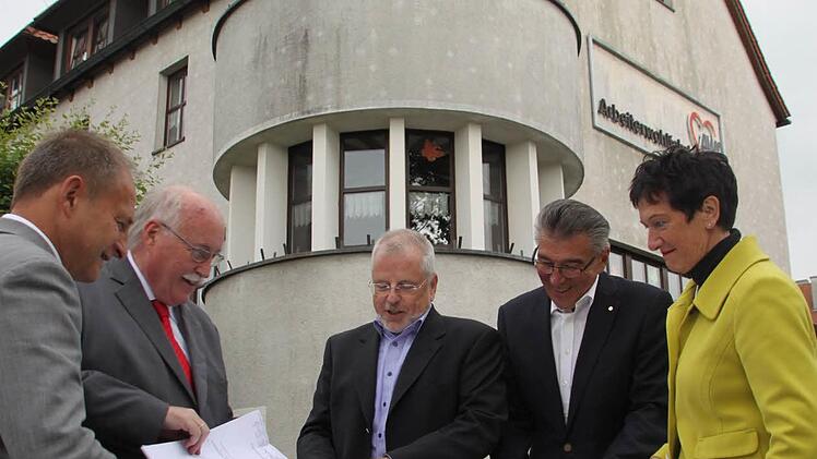 Ein Bild von einer Baubesprechung 2015 am Pflegeheim Am Rasen: (von rechts) Kreisvorsitzende Inge Aures, Ehrenkreisvorsitzender Oskar Schmidt, Architekt Hans-Hermann Drenske, der damalige Regierungspräsident Wilhelm Wenning und Heimleiter Ralf Hammer.  Archiv/S.Tiroch