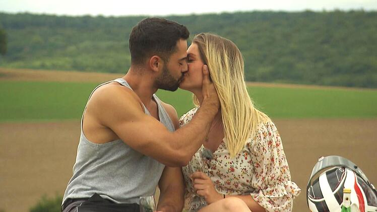 Fr&auml;nkischer RTL-Bauer Basti "mega happy" - doch sie &auml;u&szlig;ert Sorge