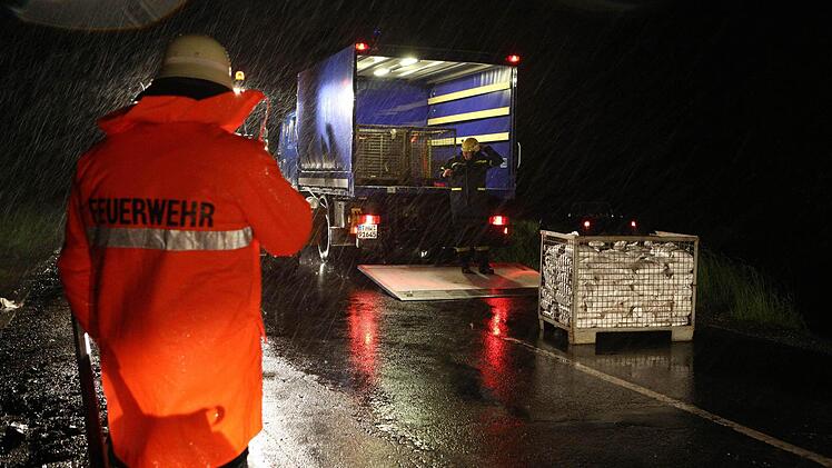 Mit vereinten Kräften kämpften Feuerwehr und THW in der Nacht auf Montag gegen einen drohenden Dammbruch am Tretzendorfer Weiher. Foto: News5 / Herse