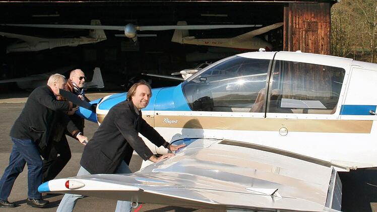 Vorsitzender Hubert Schultheiss startet in die Saison der Motorflieger. Bernd Strauß und. Friedrich Denninger schieben die Robin DR mit an