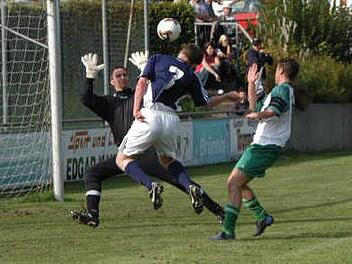 Vor fast genau neun Jahren, am 25. September 2005, feierte der TSV Neukenroth einen von insgesamt sieben Siegen gegen Rothenkirchen. Damals ging der SVR daheim zwar durch ein Kopfballtor von Volker Löffler mit 1:0 in Führung (unser Bild); am Ende hieß es allerdings 2:3. Foto: Archiv/Herbert Kalb