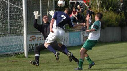 Vor fast genau neun Jahren, am 25. September 2005, feierte der TSV Neukenroth einen von insgesamt sieben Siegen gegen Rothenkirchen. Damals ging der SVR daheim zwar durch ein Kopfballtor von Volker Löffler mit 1:0 in Führung (unser Bild); am Ende hieß es allerdings 2:3. Foto: Archiv/Herbert Kalb