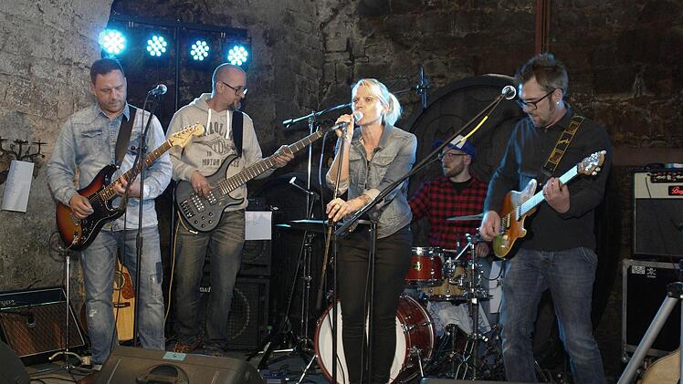 Ideengeber und Stimmungsmacher bei der Veranstaltung "Tanz und Toleranz" war die Band "Earmachine".  Fotos: Winfried Ehling