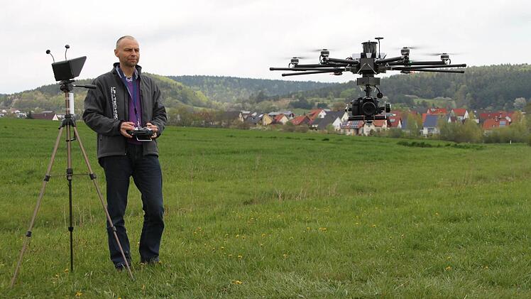 Die Drohne ist mit einer Systemkamera ausgestattet.