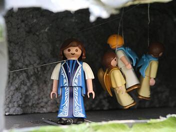 Wer die Tür zur Grabhöhle öffnet, lässt den Popstar-Jesus auferstehen - und dahinter schweben die Engel.