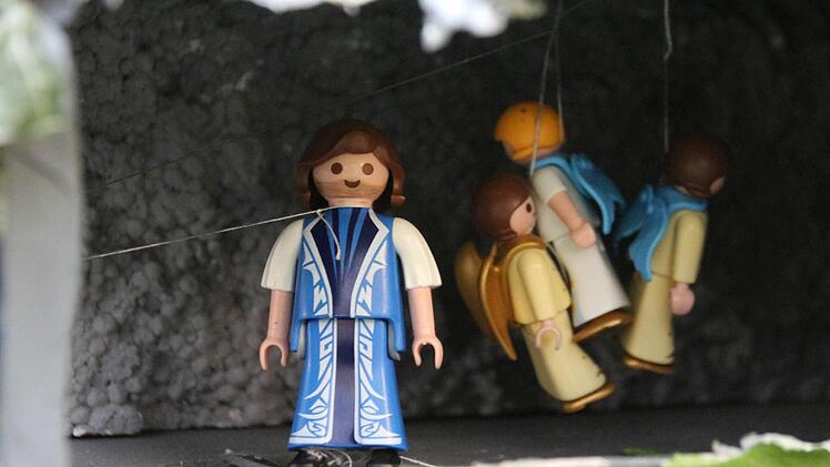 Wer die Tür zur Grabhöhle öffnet, lässt den Popstar-Jesus auferstehen - und dahinter schweben die Engel.