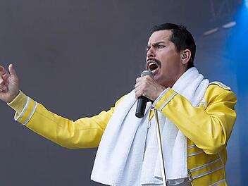 In bester Freddie-MErcury-Pose: Leadsänger Harry Rose beim Gastspiel der Queen Revival Show in Tambach. Foto: Albert Höchstädter