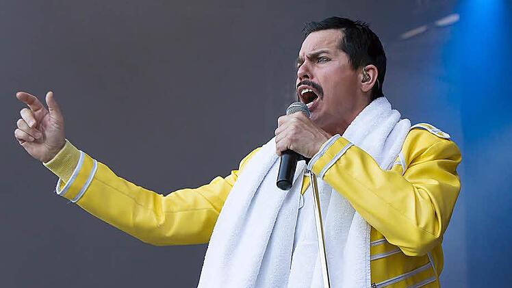 In bester Freddie-MErcury-Pose: Leadsänger Harry Rose beim Gastspiel der Queen Revival Show in Tambach. Foto: Albert Höchstädter