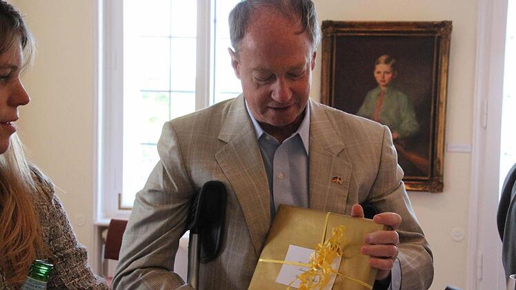 Der Botschafter hatte einen Bildband als Geschenk dabei. Foto: Simone Bastian