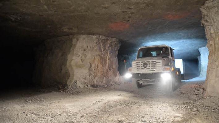 Ein umgebauter Schlepper holt neues Anhydritgestein aus dem Labyrinth der Hüttenheimer Grube. Foto: Ronald Rinklef