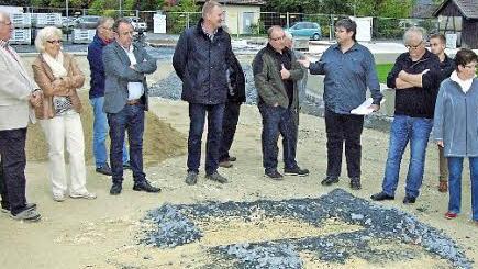 Anhand vorbereiteter Musterflächen erläutert Bauamtsleiter Stephan Dümmlein (Dritter von rechts) Vor- und Nachteile der Oberflächengestaltung als wassergebundene Decke. Foto: Klaus Oelzner